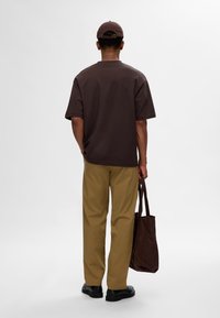 Selected Homme SLH LOOSE OSCAR O NECK TEE - Basic póló - chocolate torte