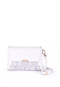 Borsa clutch bianca con una sezione inferiore a motivo geometrico. Materiale sintetico liscio, hardware in tono oro e tracolla staccabile.