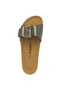 Groene patenten slip-on sandaal met een brede band featuring een zilveren gesp, zachte bruine suède binnenzool, gevormde vorm voor comfort.