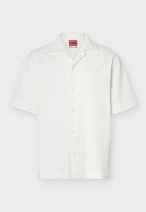 Weißes, kurzärmliges, strukturiertes Hemd mit Knopfleiste, Taschenkragen und sichtbarem HUGO-Label im Nackenbereich.