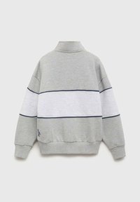 Grå sweatshirt med hög krage, vita horisontella ränder och marinblå kant. Tillverkad av mjuk bomullsblandning med ribbade ärmslut och nederkant.