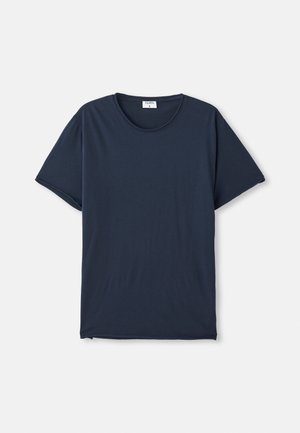Camiseta de cuello redondo de manga corta en azul marino con una pequeña etiqueta blanca dentro del cuello sobre un fondo blanco.
