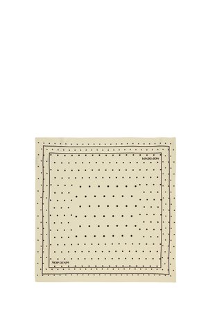 Foulard carré beige avec un motif à petits pois noirs sur toute la surface et des fines lignes de bordure noires, avec le texte "MOP DENIM" dans deux coins.