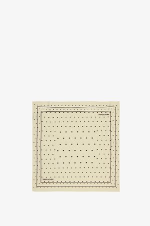 Foulard carré beige avec un motif à petits pois noirs sur toute la surface et des fines lignes de bordure noires, avec le texte "MOP DENIM" dans deux coins.
