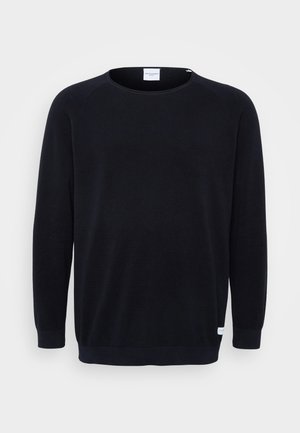 Schwarzer gestrickter Pullover mit Rundhalsausschnitt und langen Raglanärmeln. Merkmale sind gerippte Bündchen und Saum, Strukturstoff und ein kleines Etikett am Saum.