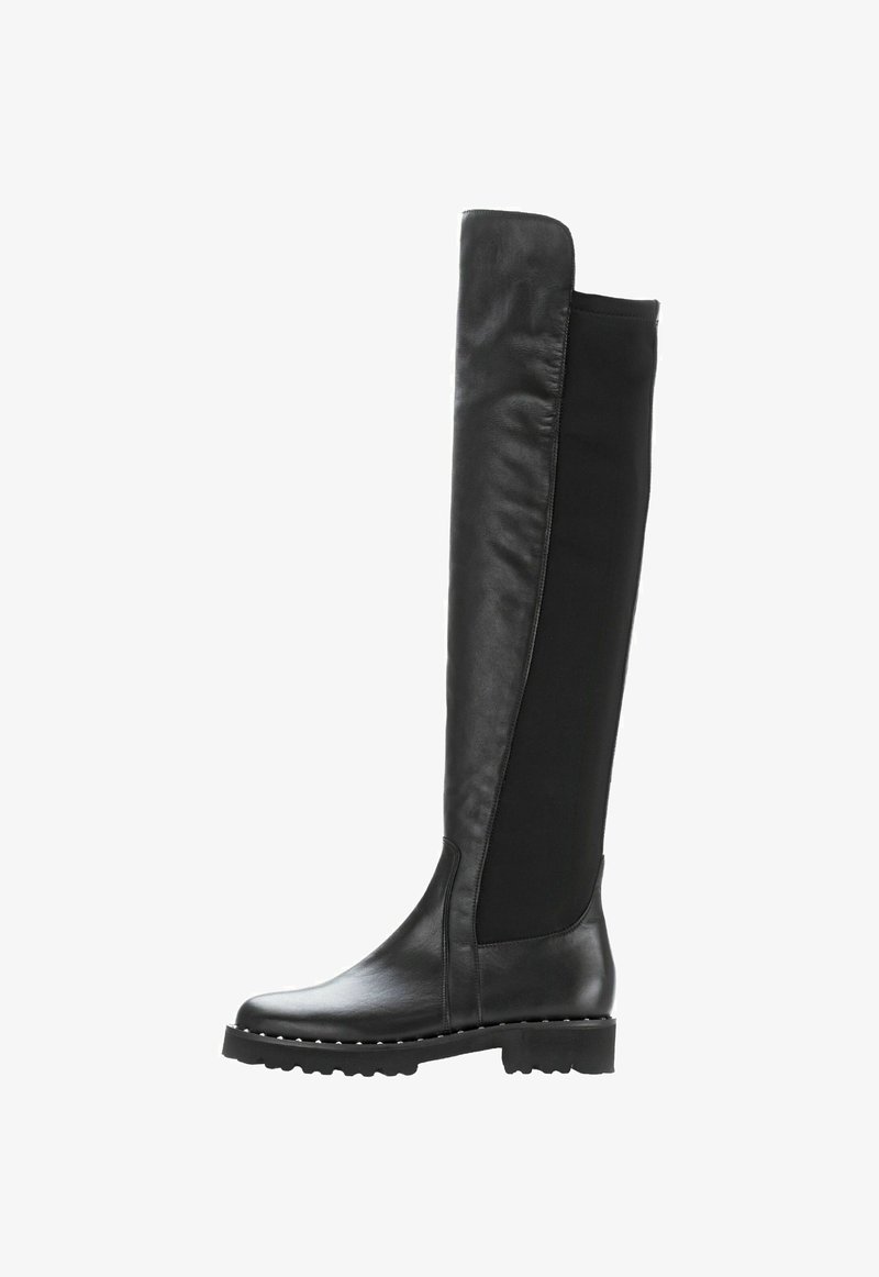 Botas negras hasta la rodilla con un frente de cuero liso y una parte trasera de tejido elástico, que presentan una punta redondeada y una suela baja y gruesa con acentos de costura.