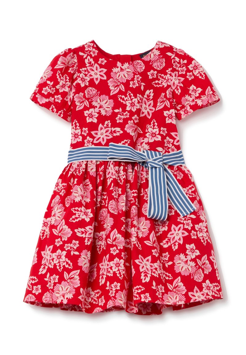 Rood bloemenjurk met korte pofmouwen, een ronde halslijn en een gestreepte blauwe strikceintuur in de taille, versierd met roze bloemenpatronen.