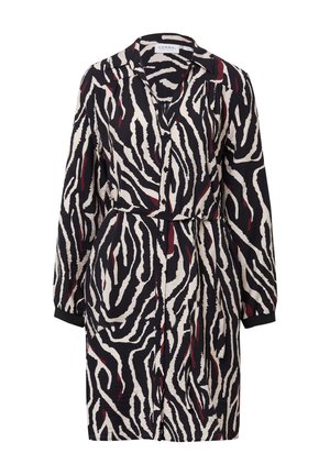 Kleurige jurk met lange mouwen en een knoopsluiting, versierd met zebra-achtige zwart, wit en bordeauxrode abstracte strepen en een bijpassende stoffen riem rond de taille.