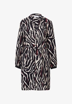 Kleurige jurk met lange mouwen en een knoopsluiting, versierd met zebra-achtige zwart, wit en bordeauxrode abstracte strepen en een bijpassende stoffen riem rond de taille.