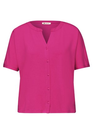 Kurzärmelige Damenbluse in leuchtendem Pink mit rundem Schlitz-Ausschnitt und vorderer Knopfleiste.