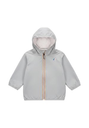 Giacca impermeabile per bambini con cappuccio di colore grigio chiaro, con zip frontale e piccolo logo sul petto a sinistra.