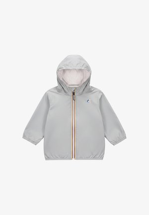 Giacca impermeabile per bambini con cappuccio di colore grigio chiaro, con zip frontale e piccolo logo sul petto a sinistra.