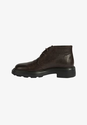 Bottines en cuir marron avec une finition texturée, bout rond, semelle en caoutchouc noire contrastante et deux lacets pour le maintien.