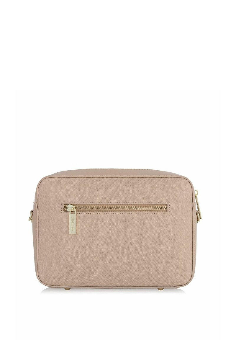 Bolso rectangular beige hecho de material texturizado, con un bolsillo frontal con cremallera y acentos de hardware en tono dorado.