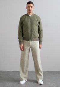 NN.07 DIXON - Bomber tipa jaka - capers