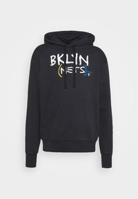 Svart sweatshirt med känguruficka, med färggrafisk text "BKLYN (nets)" i vitt, gult och blått. Dra åt snörena vid halslinningen.