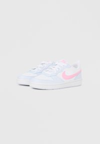 Λευκά αθλητικά παπούτσια με ανοιχτό μπλε λεπτομέρειες και ροζ λογότυπο Nike. Διαθέτουν στρογγυλή μύτη, διάτρητες λεπτομέρειες και λευκές σόλες.