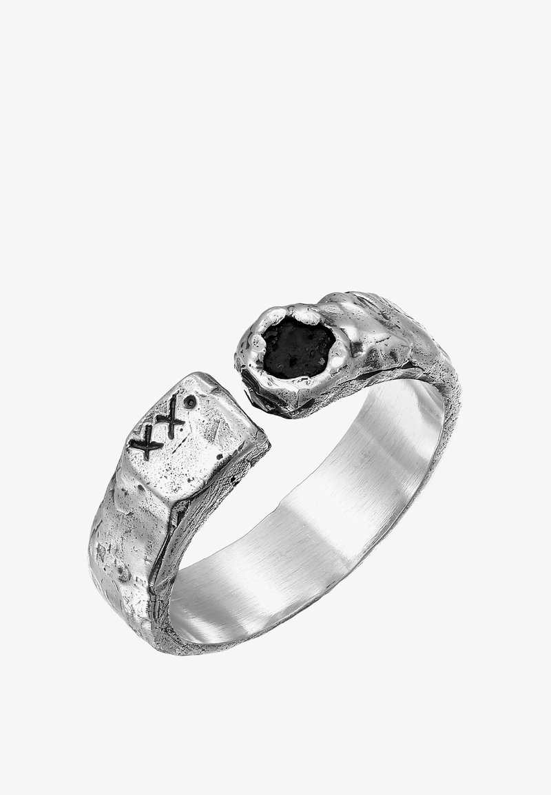 Hõbesõrmus, millel on tekstureeritud, ebatasane pind, millel on karedad servad ja must kivi istutus. Kujundustes on X-kujulised graveeringud.