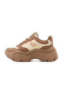 Klobige Sneakers mit einem Obermaterial in Creme- und Brauntönen mit Kartenmuster, braunen synthetischen Akzenten und einer dicken strukturierten Sohle für zusätzlichen Halt.