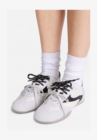 Unselected, off white/black