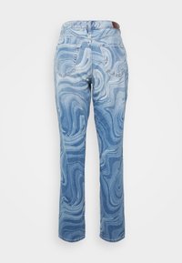 Caes jeans em denim azul claro com um padrão ondulado, corte straight, design de cinco bolsos e um rótulo de couro castanho na cintura.