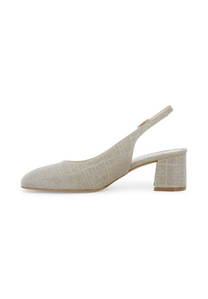 Scarpa slingback in tessuto beige con tacco basso a blocco, punta arrotondata e cinturino regolabile con piccola fibbia dorata.