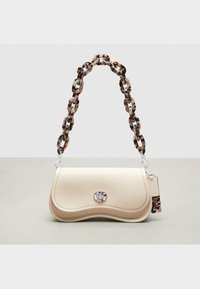 Beżowa skórzana torebka o zaokrąglonym kształcie, z teksturowaną powierzchnią i paskiem na łańcuszku w panterkę. Obecne srebrne akcenty z metalu.