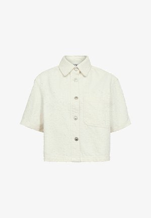Camisa corta de manga con textura blanca, cuello tipo polo, cierre de botones en la parte delantera y un solo bolsillo en el pecho. Los tejidos parecen suaves y ligeros.