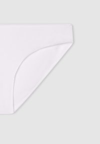 Parte inferiore di bikini bianca realizzata in tessuto liscio con un sottile elastico in vita e copertura minima; presenta un design senza cuciture e nessun motivo visibile.