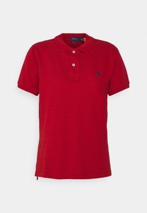 Rød kortærmet polo-shirt med to beige knapper og lille marineblåt broderet logo på venstre bryst.