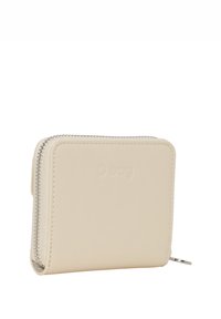 Portafoglio con zip di colore crema, realizzato in materiale liscio, con forma rettangolare e logo impressionato sul fronte. Dettaglio della chiusura con zip in argento.