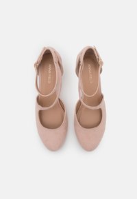 Scarpe Mary Jane in suede rosa cipria, con lati tagliati, cinturino alla caviglia e fibbia tono oro. Soletta imbottita per il comfort.