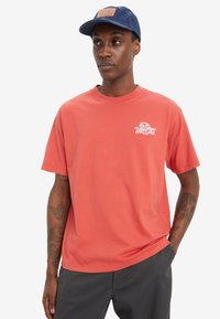 Levi's® VINTAGE FIT GRAPHIC TEE - Apdrukāts T-krekls - baked apple