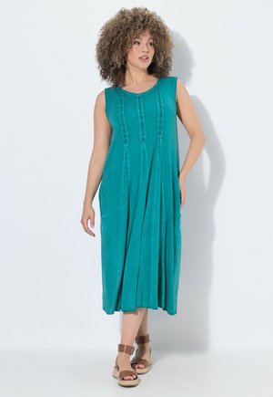Ulla Popken MIDIKLEID, ZIERBÄNDER, GODETFALTEN, V-AUSSCHNITT, ÄRMELLOS - Hverdagskjole - turquoise