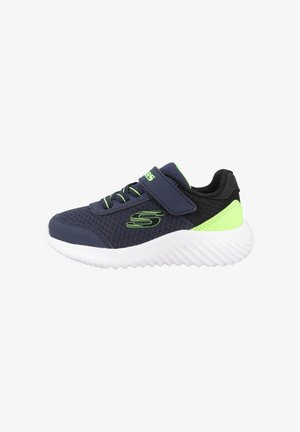 Granatowy dziecięcy sneaker z neonowo zielonymi akcentami, elastycznymi sznurówkami, paskiem na rzep, oddychającą siateczkową cholewką i białą teksturowaną podeszwą.