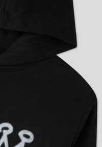 Felpa nera con cappuccio regolabile, tessuto morbido e un design con logo bianco nell'angolo in basso a sinistra. Struttura semplice e moderna.