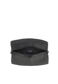 Pochette nera con zip realizzata in materiale morbido, con logo in rilievo sulla parte superiore e un ampio scomparto interno.