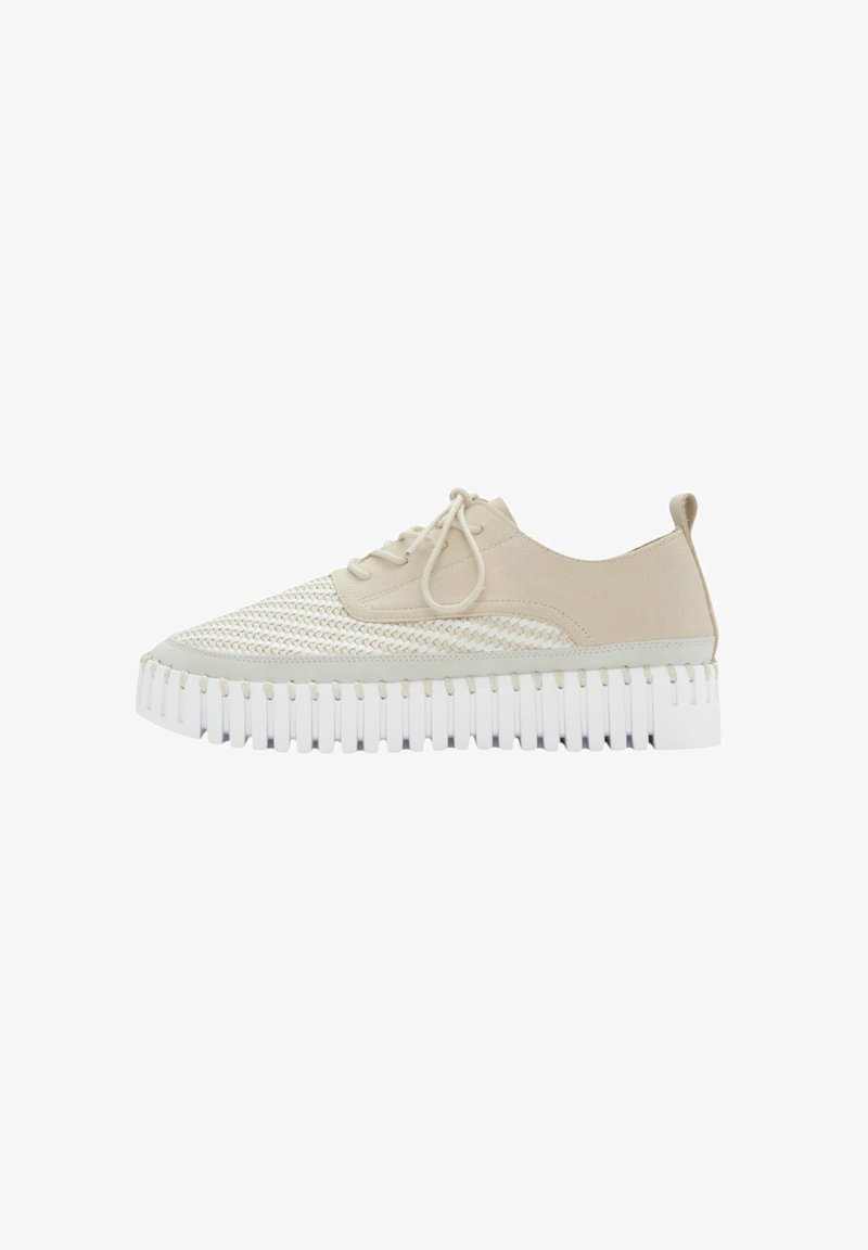 Beige Sneaker mit Obermaterial aus Mesh und Wildleder, runder Zehenpartie, weißer gerippten Sohle und Schnürung vorne. Verfügt über eine Schlaufe an der Rückseite.