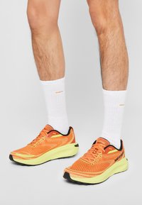 Merrell - MORPHLITE - Neutralios pronacijos bėgimo bateliai - melon/hiviz Miniatiūros vaizdas 1