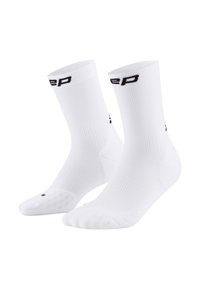 Ein Paar weiße, knöchellange Sportsocken mit gerippter Textur und schwarzem Logo an den Bündchen sowie in der Nähe der Zehen auf einem schlichten weißen Hintergrund.