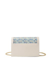 Clutch in pelle beige chiaro con un motivo intrecciato blu e bianco sulla parte anteriore, dotata di una tracolla in oro e di una forma strutturata.