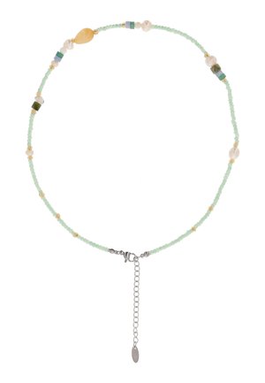 Delikatny naszyjnik z małymi jasnozielonymi koralikami, większymi wielobarwnymi kamieniami, złotymi akcentami oraz srebrnym zapięciem na karabińczyk z przedłużką.