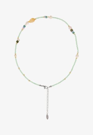 Hieno kaulakoru, jossa pieniä vaaleanvihreitä helmiä, suurempia monivärisiä kiviä, kultaisia koristeita sekä hopeinen hummerilukko pidennysketjulla.