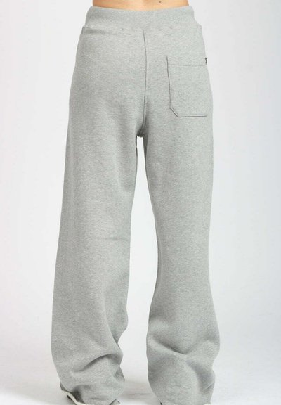 Pantaloni della tuta grigi chiari con una vestibilità ampia, vita elastica e una tasca posteriore. Realizzati in tessuto morbido con una texture liscia.