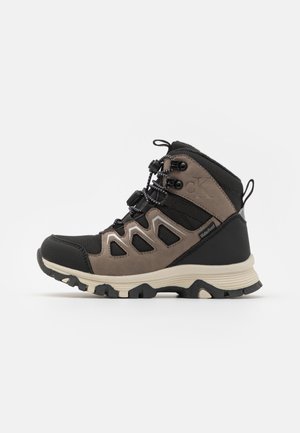 Keskmise kõrgusega matkasaapad tumepruunis ja mustas värvitos. Omavad võrgust ja nappa materjalidest koosnevat konstruktsiooni, nööri sulgemisseent ja tekstuurset kummist tallat, et tagada haarduvus.