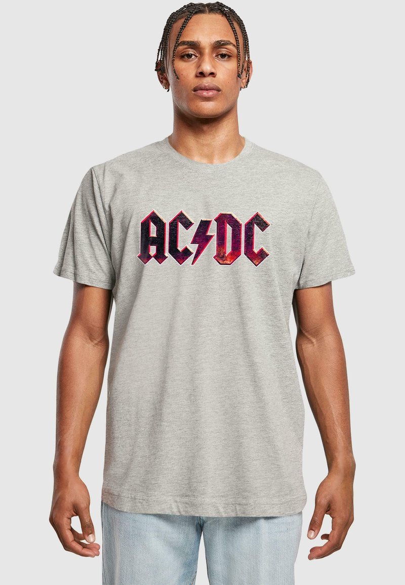 Pelēka kokvilnas t-krekls ar izteiksmīgu sarkanu un melnu "AC/DC" grafiku ar zibens bultu. Īsas piedurknes, apaļa kakla izgriezuma, brīvs piegriezums.