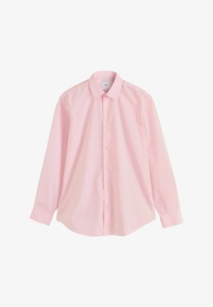 Světlounce růžová košile s dlouhým rukávem, zapínáním na knoflíky, špičatým límečkem a knoflíčkovými manžetami, položena na bílem pozadí.