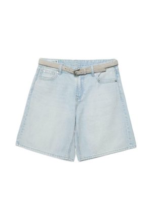 Svetlo modri denim kratke hlače z žepi spredaj in zankami za pas, kombinirane s tankim bež pasom, pritrjenim v višini pasu.