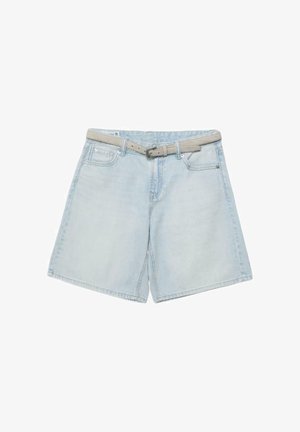 Svetlo modri denim kratke hlače z žepi spredaj in zankami za pas, kombinirane s tankim bež pasom, pritrjenim v višini pasu.