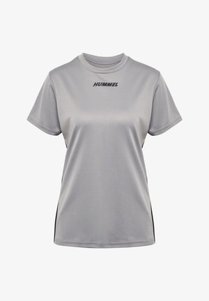 Grå atletisk t-shirt lavet af åndbart stof. Har rund hals og korte ærmer. Sort logo på brystet med sorte sideakcenter.